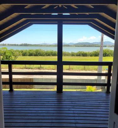 Ibiraquera House | Casa de frente para Lagoa de Ibiraquera com piscina e banheira