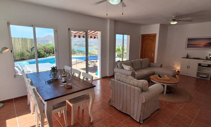 Vinuela Villa | Casa de los Leones – Holiday Villa with Stunning Mountain & Lake View