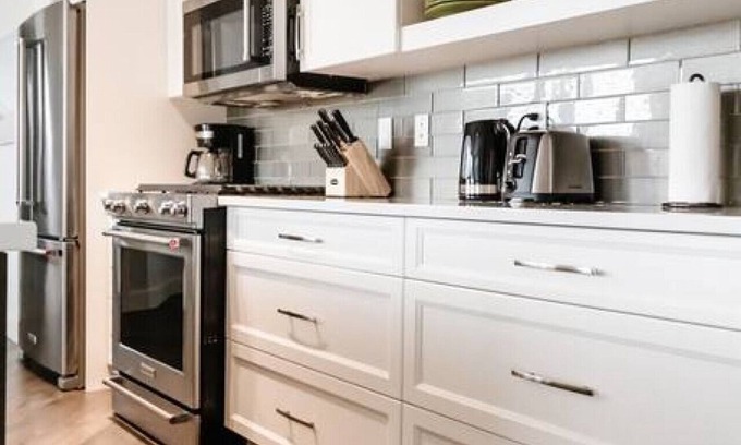 Westbank Condo | Casa del Mar! Pool, Tub & Refreshing Lakefront Resort