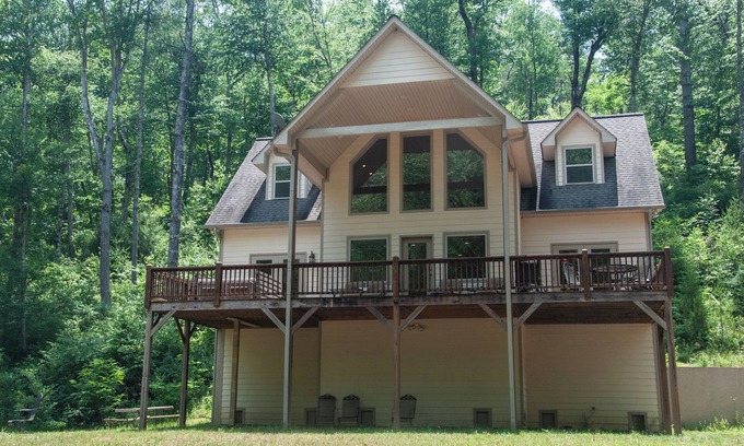 Hayesville House | Casa del Rio 3/2 on Hiawassee River w/HOT TUB on a Secluded Private lot