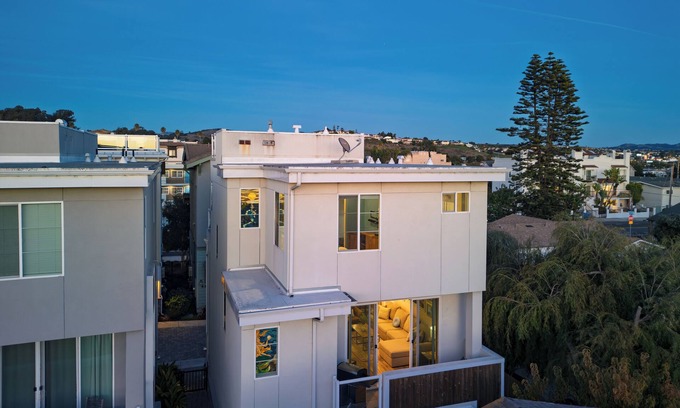 Downtown House | Casa do Sol by AvantStay | Rooftop Deck w/Ocean Views | 2 blocks to Beach!