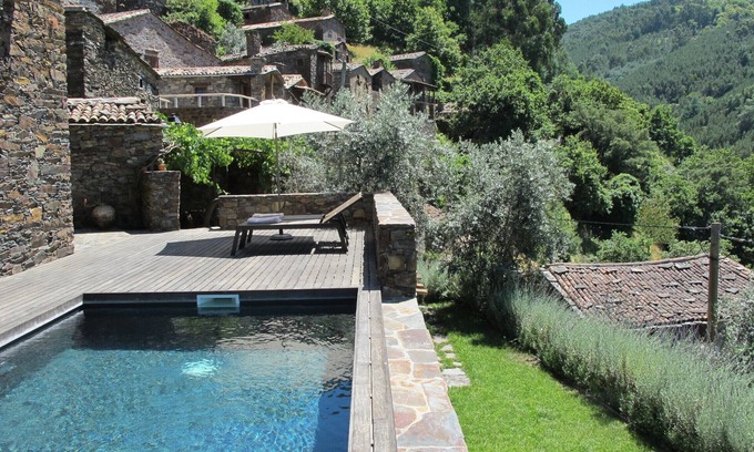 Lousa Cottage | Casa do Talasnal is a perfect place for a holiday with family or friends.