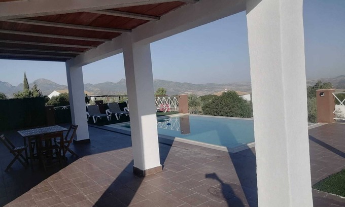 El Gastor Ski Chalet | Casa en Sierra de Cádiz con Piscina Privada
