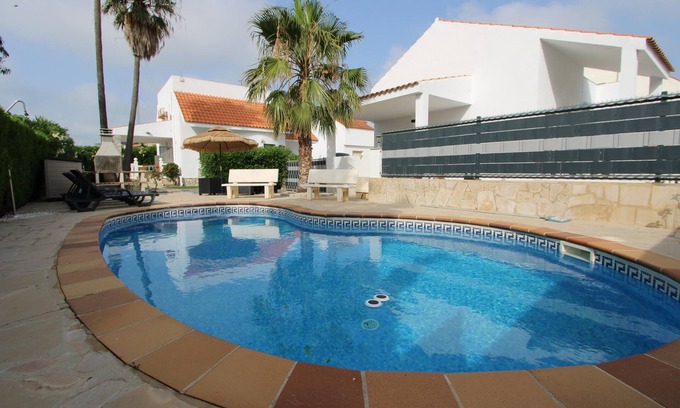 Riumar Ski Chalet | CASA ESPERANZA 1, Ideal house for your holidays near the sea, free wifi, air conditioning optional, private pool, pets allowed, dog’s beach