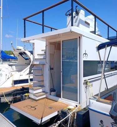 Vigo Boat Rental | Casa Flotante en el Puerto de Vigo - Different Charter