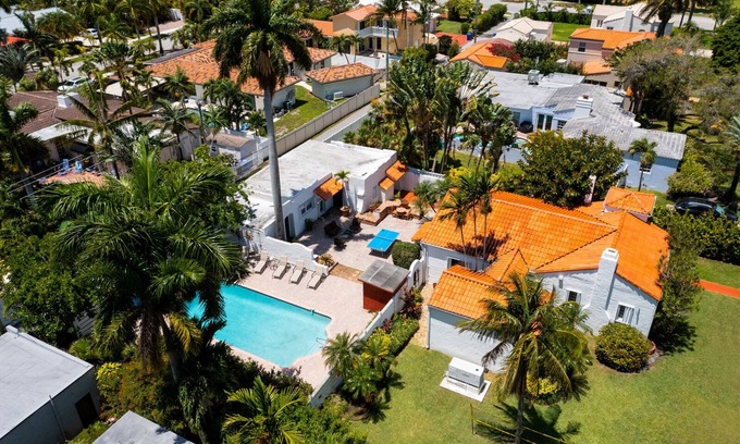 Hollywood Lakes Villa | Casa Hispaniola: Huge Luxi Villa 5min walk to beach
