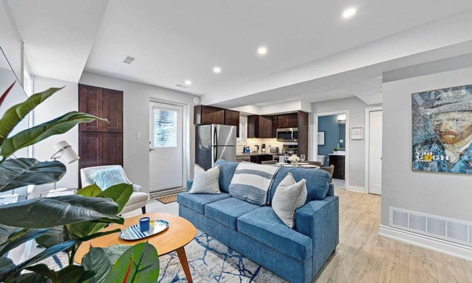 Forest Hill South House | Casa Hotel: Stylish Modern Family Suite w Patio