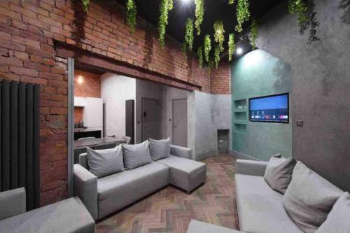 Manchester Apartment | Casa Jungle Slps 20 Mcr Centre Hot tub, bar and cinema Room Leisure suite