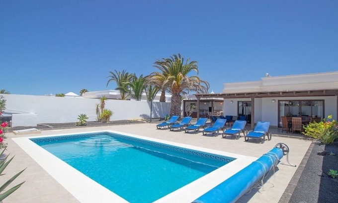 Playa Blanca Villa | Casa Katie 15 Mins Walk Playa Blanca Centre + Beach 3 Bedrm AC Heated-Pool WIFI