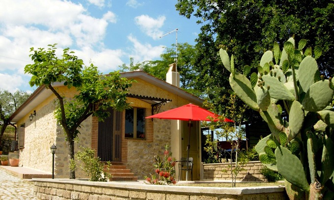 Montecchio House | Casa l'Arcobaleno : 3 holiday homes with pool