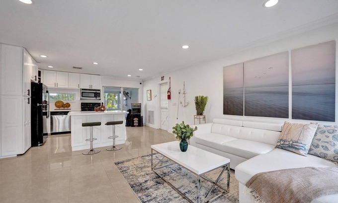 Hollywood Villa | Casa Lago Dania Waterfront Home with Private Pool - 5BR/3BTH - Sleeps 12