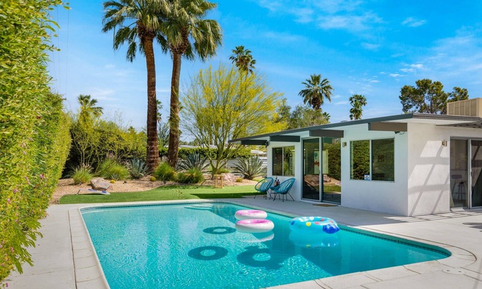 Palm Springs House | Casa Mila - Vibrant & Charming Mid-Mod Retreat w Amazing Pool/Spa & EV Charger