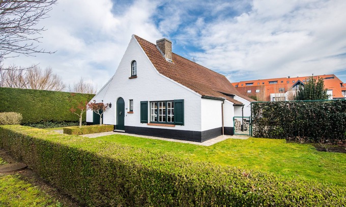 Westende House | Casa Newport - Charming Holiday Home with big garden for 6 guest