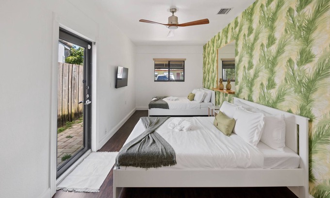 Middle River Terrace House | Casa Palma 🌴 Close to Beach & Downtown - Sleeps 8 Guests