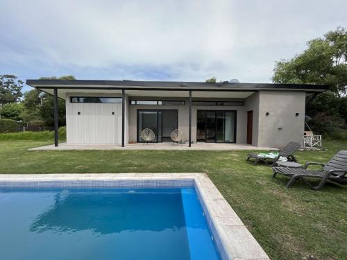 Los Acantilados Apartment | Casa Paola - Loft en Zona Acantilados Para 4 PAX Con Pileta - Hola Sur