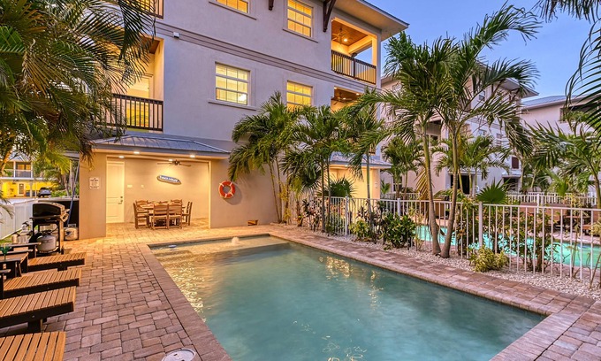 Siesta Key House | Casa Tegula | Pet Friendly 🐶 Ping Pong Table, Private Heated Pool, Steps to Beach!