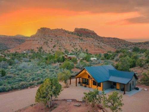 Kanab House | Casa Vermillion Modern Kanab Family Cabin Red Rock Views Near Zion