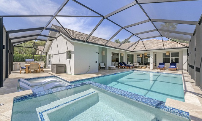 Central Naples House | Casa Vianna Tropical Beach Oasis in Naples