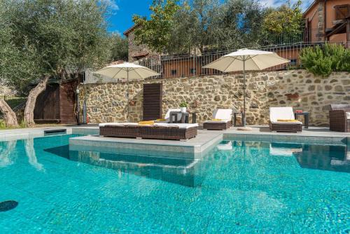 Castel del Piano Villa | CASALE MONTEGIOVI 6, Emma Villas