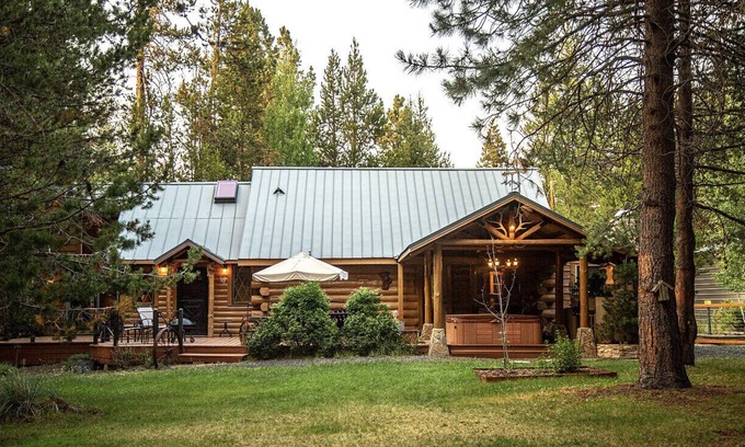 Three Rivers House | Cascade Basecamp | Fully Fenced/Hot Tub/Private!
