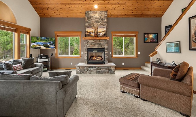 Ronald House | Cascade Pines - Private Hot Tub | WiFi | Summer Pool!