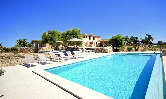 Vilafranca de Bonany House | Cases d'Alcudiarrom in mint condition in a very quiet location for 12 people