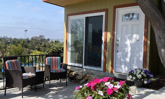 Vista Cottage | Casita w/Mountain Views, kitchenette, bathroom,queen bed, 20 min to the beach