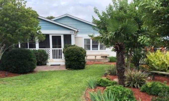 Kure Beach Villa | Castaway Cottage (3-Bedroom Villa) by RedAwning