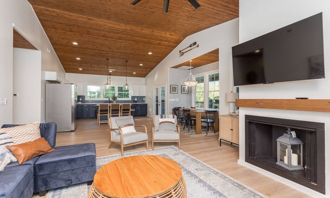 Shenandoah House | Castaway Cottage River Vibes Riverfront with amazing views of Shen River Fire Pit New Construction