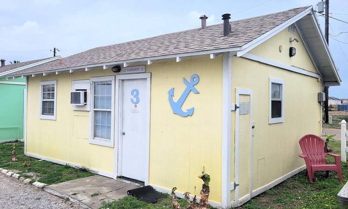 Old Town Cottage | Castaway! DB3-2 Bedroom/1 Bath Standard Cottage, Walk to the Beach, Dogs OK!
