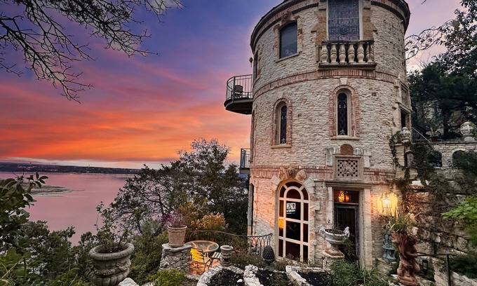 Comanche Canyon Ranch Apartment | Castle apartment #1 at Villa del Sol ~ Lake, hillside, sunsets & nature galore!