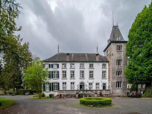 Aywaille House | Castle Apartment Aywaille near River Amblève