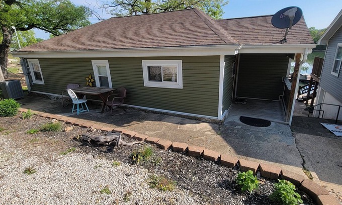 Camdenton House | Castle Cliff Cabin - Home on the water- walking distance to Ha Ha Tonka