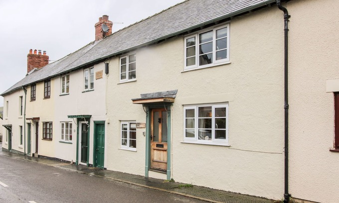 Clun Cottage | CASTLE COTTAGE, pet friendly, character holiday cottage in Clun