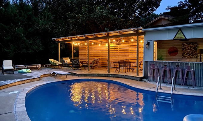 Bentonville House | Castle Cove Bentonville.private home with pool across from Crystal Bridges