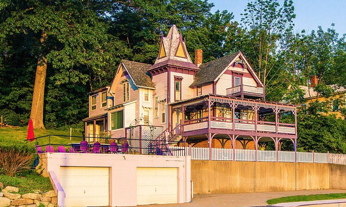 Weirs Beach House | Castle Rest - At The Center Of Weirs Beach