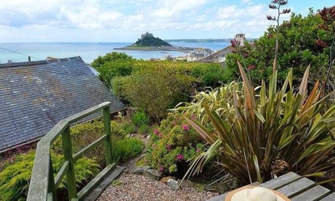 Marazion Cottage | Castle View - Spacious Character Cottage, Panoramic Sea Views, Garden, Parking