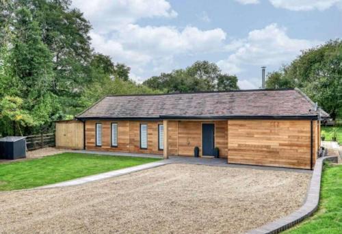 Bromsgrove House | Cedar Barn Getaway 3 Bed Sleeps 6 Parking