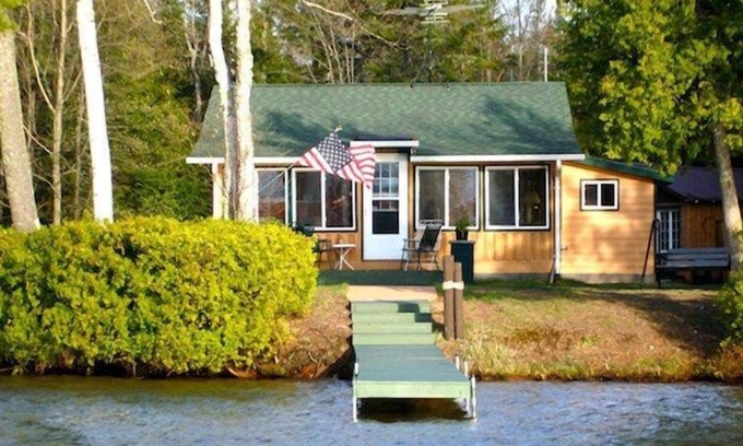 Gwinn Cottage | Cedar Bay Cottage - a Lakefront Log Cottage in a Secluded Wilderness Setting