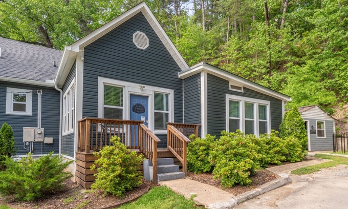 Hot Springs House | Cedar Blossom Bungalow - Pet friendly getaway with a 5 min walk to downtown