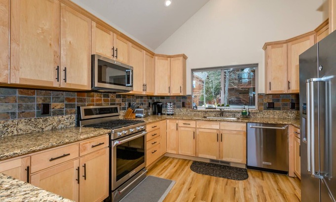 Truckee House | Cedar Crest By Tahoe Getaways - Private Hot Tub- Walk to Park and Downtown Truckee