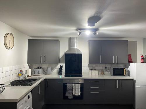 King's Lynn Apartment | Cedar House - A modern 2 bedroom house with free parking in the town centre! by ShortStays4U