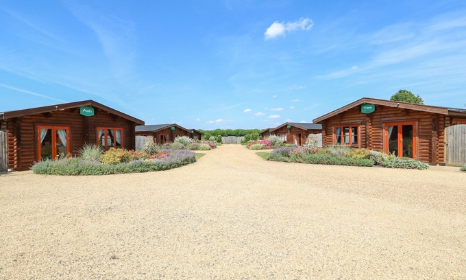 Castle Bytham Cottage | CEDAR LODGE, character holiday cottage in Greetham, Rutland