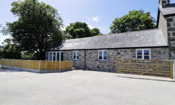 Criccieth Cottage | CEFN BRYN BACH, pet friendly, character holiday cottage in Criccieth
