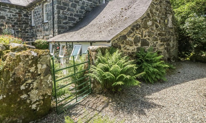 Garndolbenmaen Cottage | CEFN COCH ISAF, character holiday cottage in Porthmadog