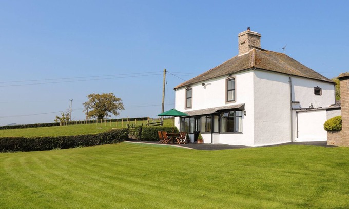 Rhyd-y-foel Cottage | CEFN ISAF, pet friendly, character holiday cottage in Abergele