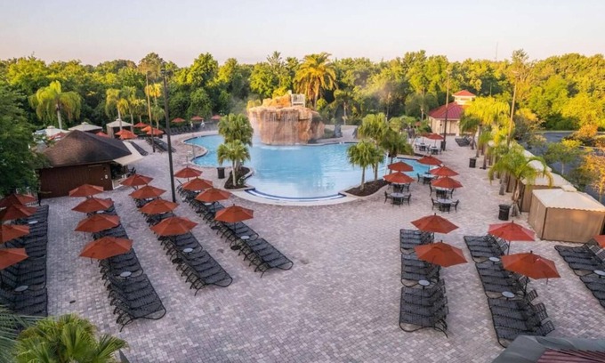 West Kissimmee Hotel | Celebration's Hidden Gem! Swimming Pool, Full Kitchen, Free Shuttle!