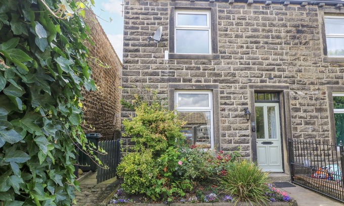 Embsay Cottage | CENTENARY COTTAGE, pet friendly, character holiday cottage in Skipton