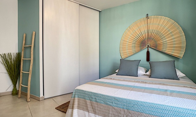 Antibes Old Town Apartment | Center bright apartment T3 6 P Terrasse wifi pkg clim