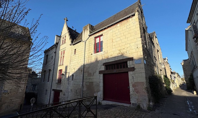 Chinon Apartment | Center Chinon Gîte XVème 2 chambres + garage vélo.